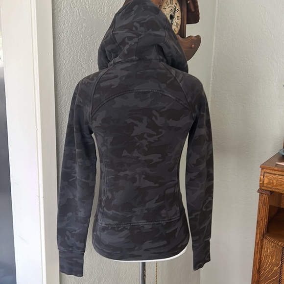 Lululemon Scuba Hoodie size 2 black camo - Picture 3 of 5
